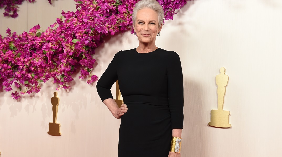 Η Jamie Lee Curtis φόρεσε βραχιόλι με τη Νίκη της Σαμοθράκης στη λαμπερή βραδιά των Όσκαρ 