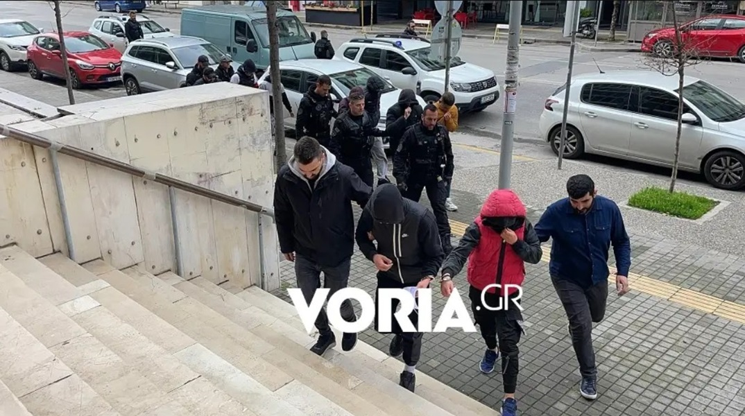 Ελεύθεροι οι συλληφθέντες για την τρανσφοβική επίθεση στην πλατεία Αριστοτέλους - Αναβλήθηκε η δίκη