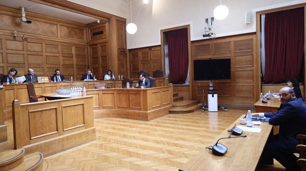 Η Ζωή Κωνσταντοπούλου δεν βγαίνει από την αίθουσα για να συνεδριάσει η εξεταστική