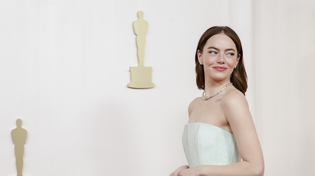 Το viral «σπριντ» της Έμμα Στόουν όταν κατάλαβε πως λείπει από τη βράβευση του «Poor Things»