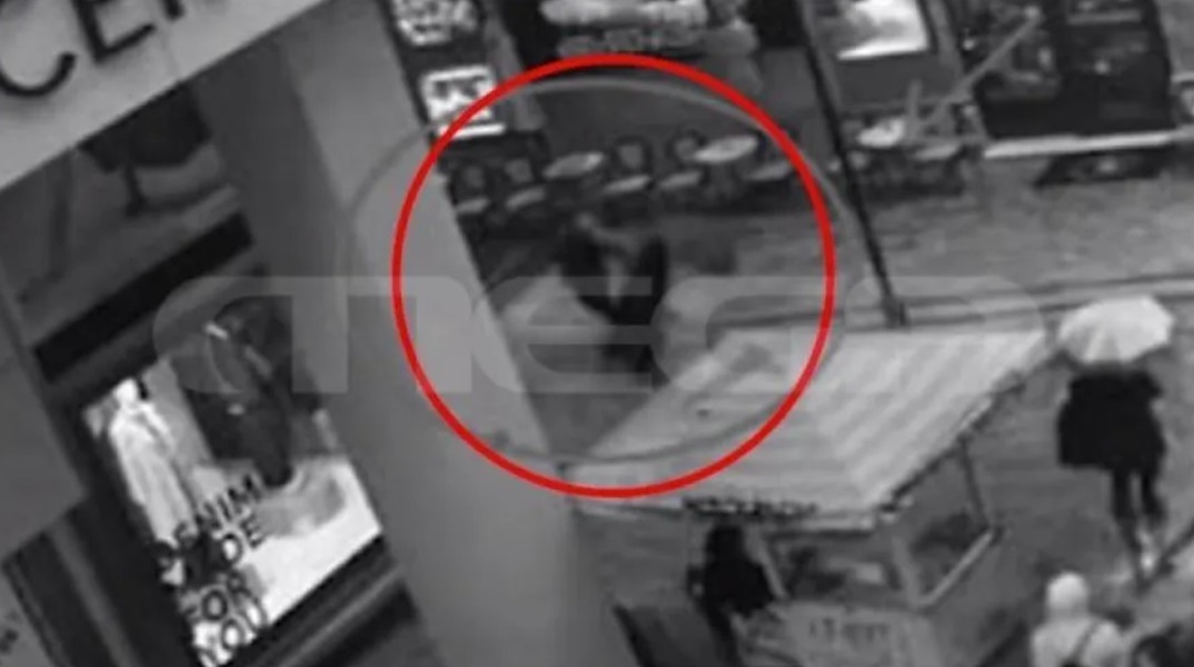 Ερμού: Φωτογραφίες - ντοκουμέντα τη στιγμή που ο Ιρανός επιτίθεται στην 22χρονη Ερμού 