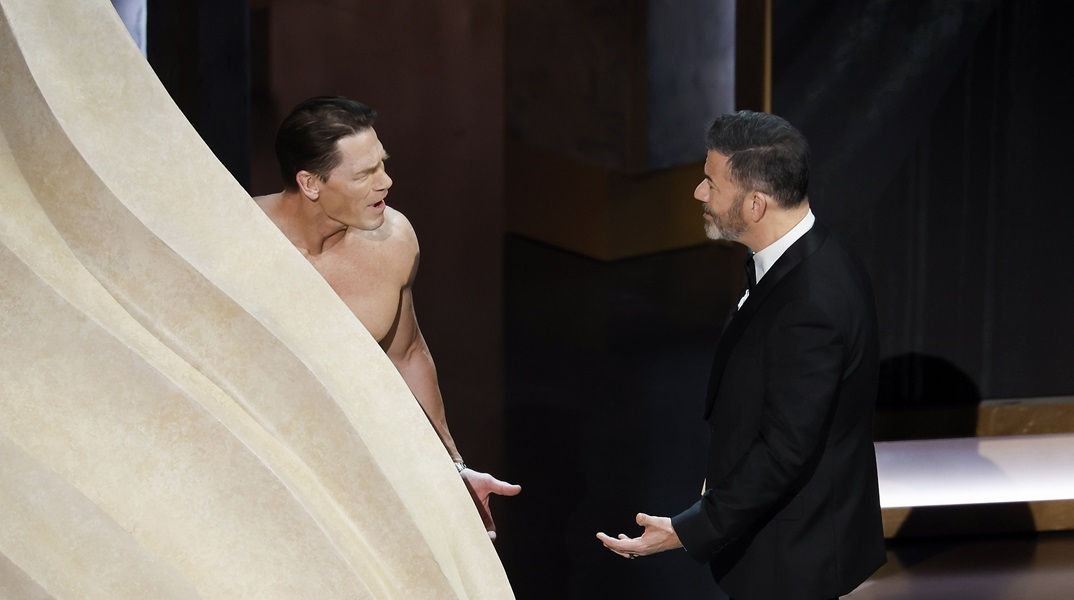 Τι είπε ο Τζιμι Κίμελ για την καυστική αναφορά στον Τραμπ και... τον γυμνό Τζον Σίνα