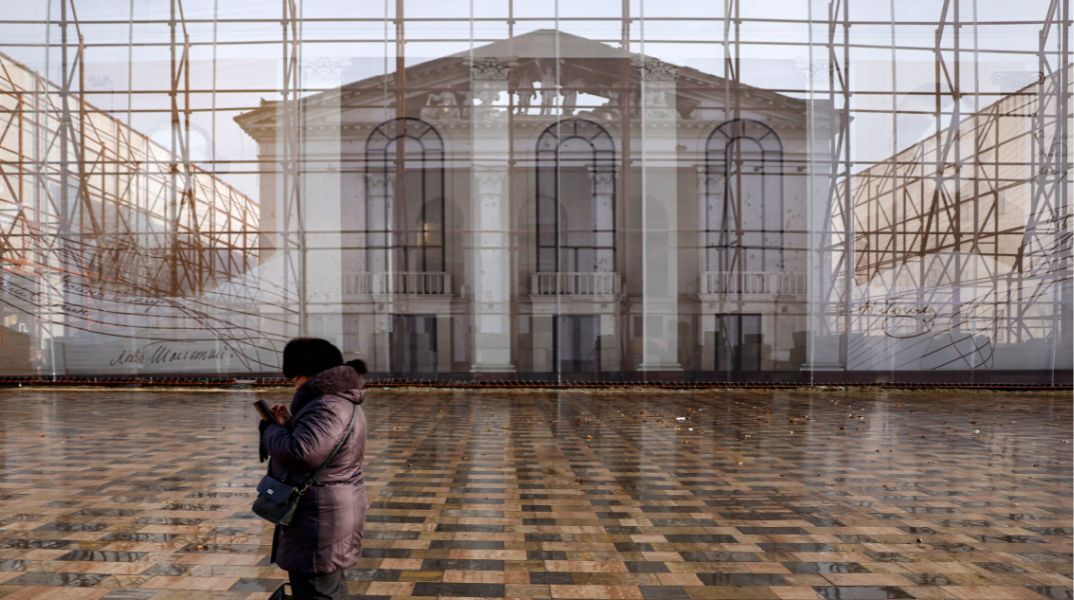 Εργασίες για την επισκευή του θεάτρου της Μαριούπολης όπου είχαν βρει καταφύγιο και βομβαρδίστηκαν εκατοντάδες άμαχοι