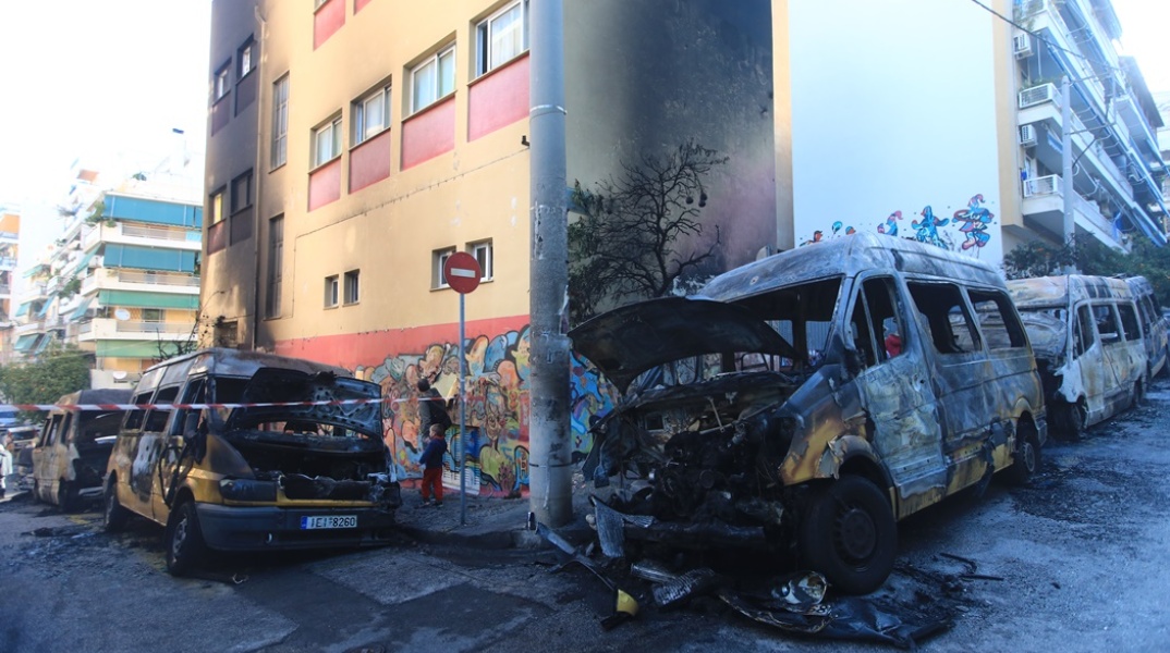 Καμένα σχολικά στου Ζωγράφου μετά την εμπρηστική επίθεση