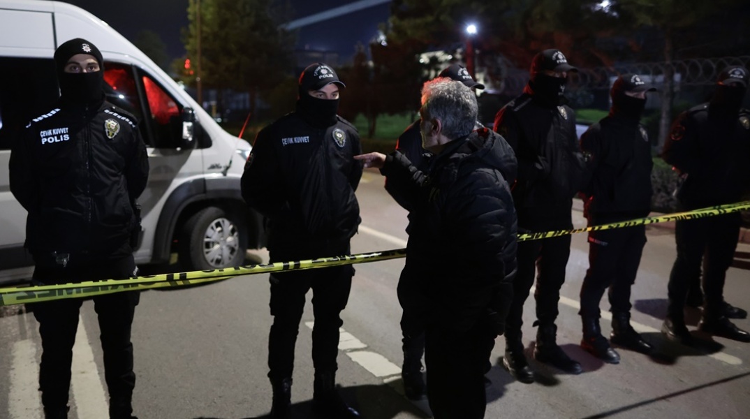 Αστυνομικοί έχουν αποκλείσει το σημείο όπου διαπράχθηκε έγκλημα στην Τουρκία