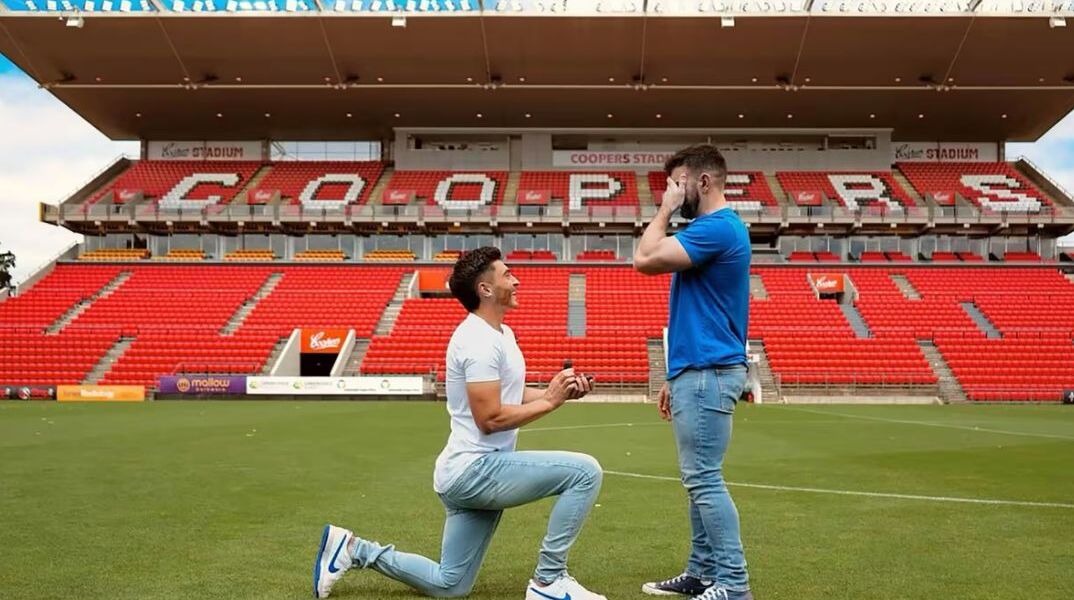 Josh Cavallo: Έκανε πρόταση γάμου στον σύντροφο του εντός γηπέδου