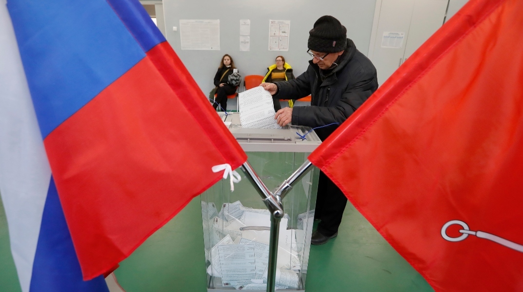 Ρωσία: Εμπρησμοί εκλογικών κέντρων, κυβερνοεπιθέσεις και ρίψη μπογιάς