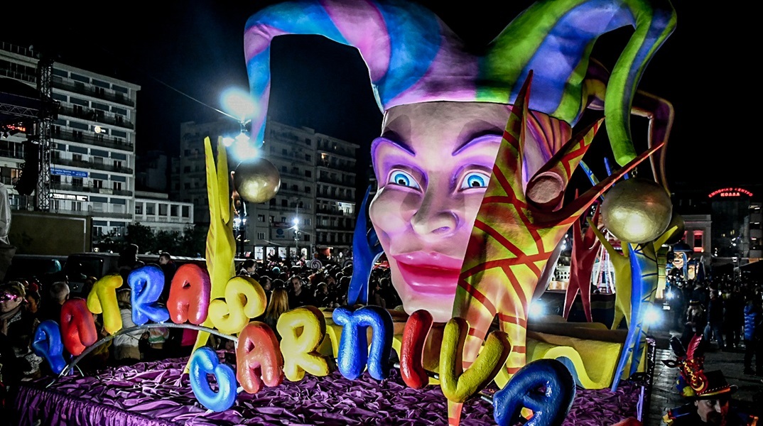 Πατρινό Καρναβάλι: Ξεχύθηκαν στους δρόμους τα άρματα για την πρώτη νυχτερινή παρέλαση