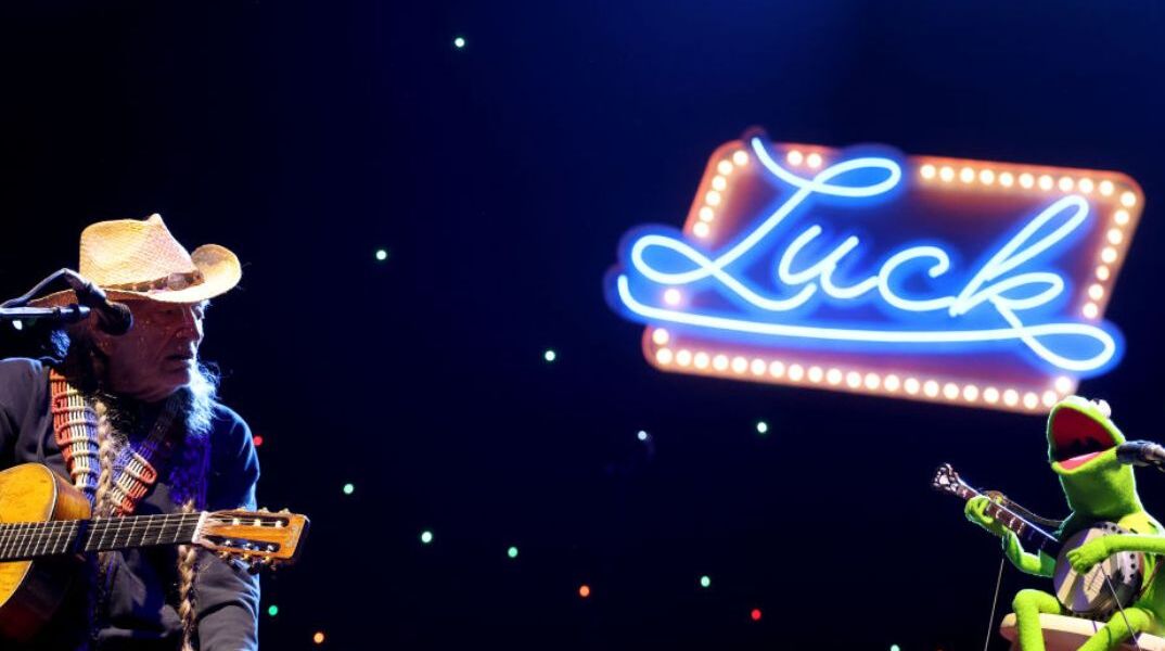 Willie Nelson (L) performs with Kermit The Frog at Luck Reunion on March 14, 2024