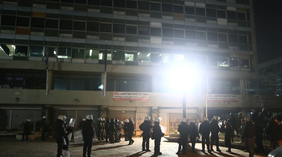 Πάνω από 40 προσαγωγές κατά την επιχείρηση της Αστυνομίας στη Σχολή Θετικών Επιστημών του ΑΠΘ