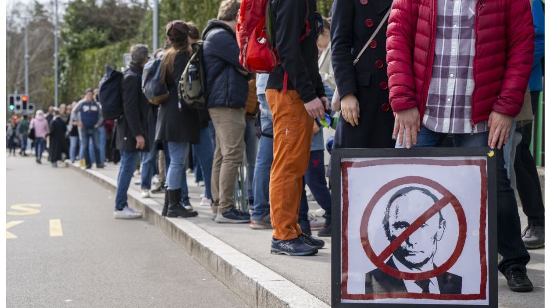 Ρωσία: Οι πολίτες διαμαρτύρονται κάνοντας ουρές στα εκλογικά κέντρα