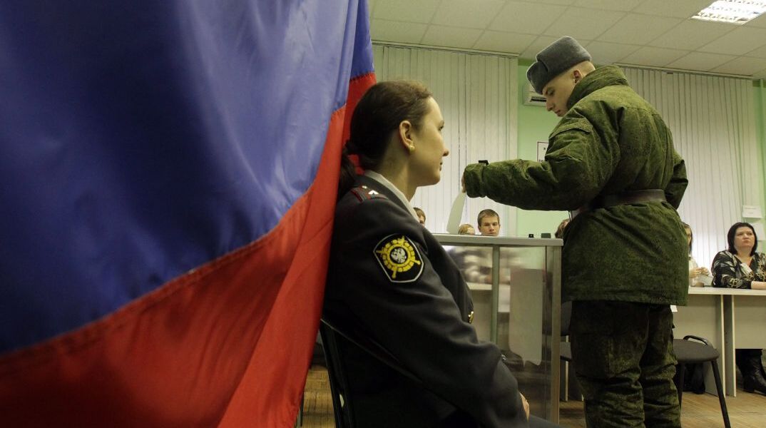 Ρώσος στρατιώτης «τσεκάρει» τα παραβάν την ώρα της ψηφοφορίας (βίντεο)