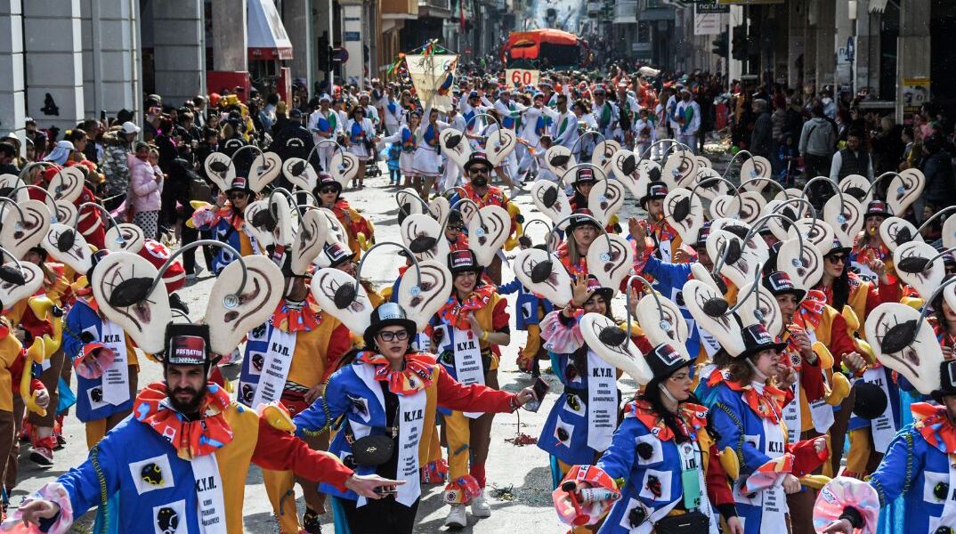 Φαντασμαγορικό θέαμα από 60.000 καρναβαλιστές στην Πάτρα (φωτό και βίντεο)