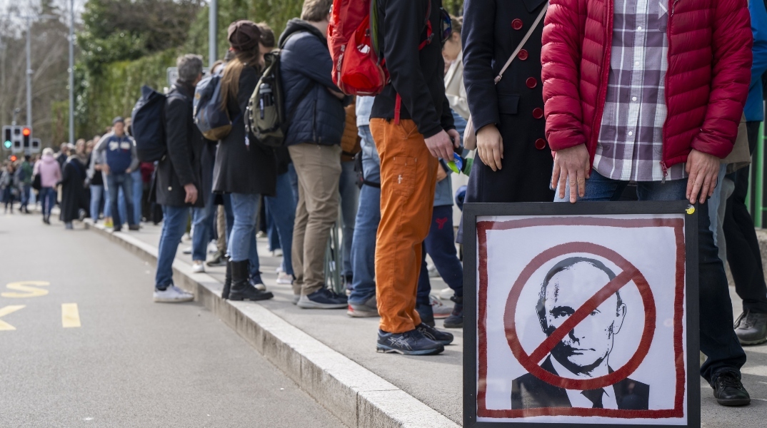 Ρωσία: Στη φυλακή γυναίκα που έγραψε «Όχι στον πόλεμο» σε ψηφοδέλτιο 
