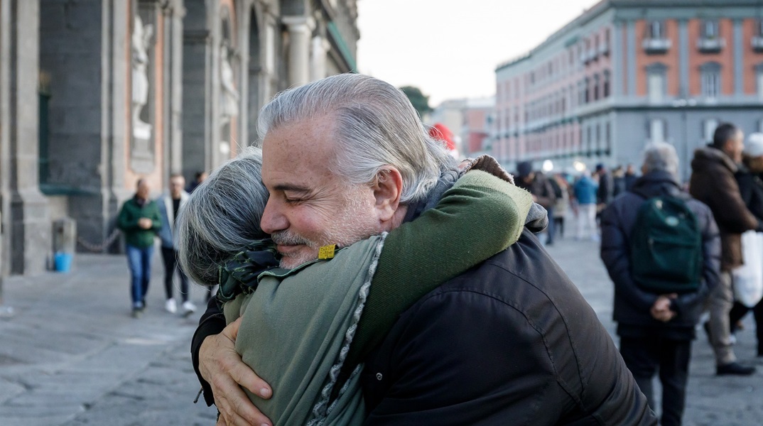 «Μέθοδος της αγκαλιάς»: Πώς δύο άτομα προσέλκυσαν και λήστεψαν ηλικιωμένο