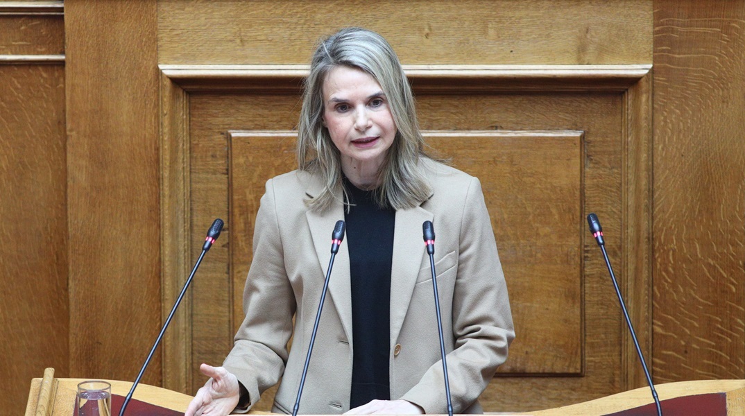 Μιλένα Αποστολάκη: Κυνική επίδειξη περιφρόνησης στους νεκρούς των Τεμπών η απουσία του πρωθυπουργού