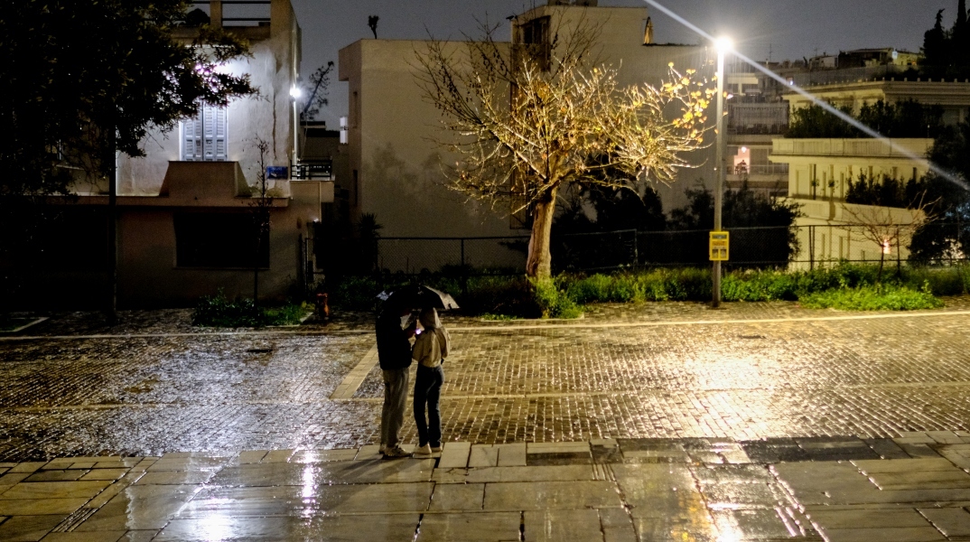 Βροχερός θα είναι ο καιρός σήμερα Παρασκευή με μεμονωμένες καταιγίδες