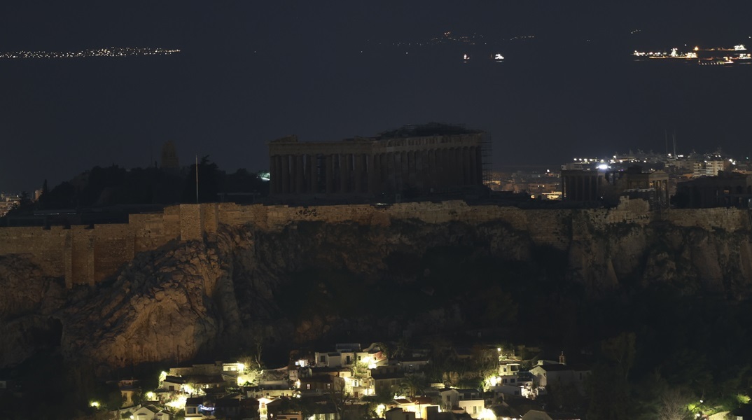 Ώρα της γης: Έσβησαν τα φώτα στην Ακρόπολη (εικόνες)