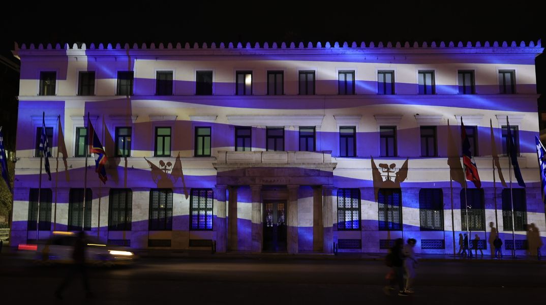 Εντυπωσιακές εικόνες από τη φωταγώγηση του Δημαρχιακού Μεγάρου ενόψει της Εθνικής Επετείου 