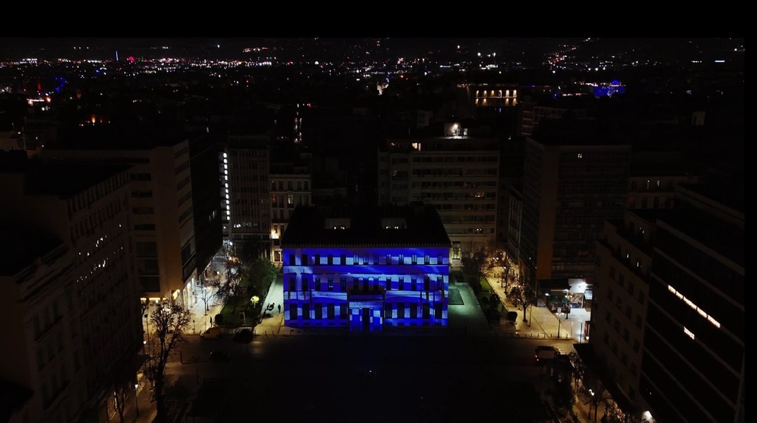 Φωταγωγείται το Δημαρχιακό Μέγαρο Αθηνών με την Ελληνική Σημαία για την 25η Μαρτίου 