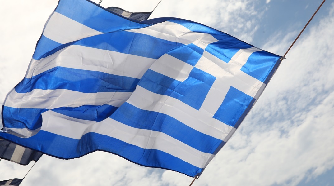 Πολυκατοικία «ντύθηκε» με τεράστια γαλανόλευκη σημαία - Έχει 18 μέτρα ύψος