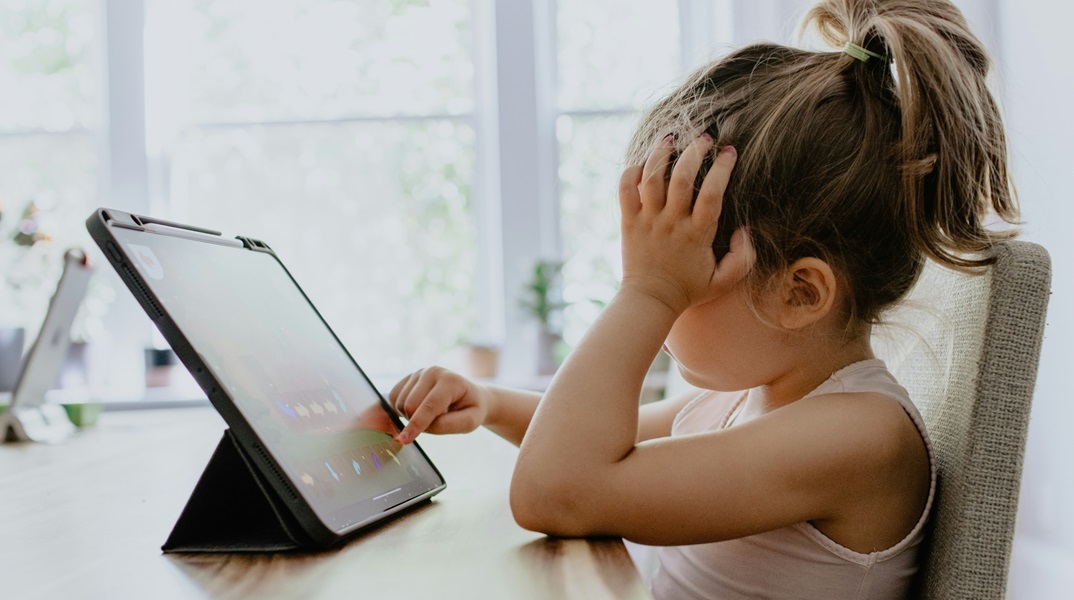 Τα παιδιά «κολλούν» στις οθόνες - Αυξημένος χρόνος και μειωμένη σωματική δραστηριότητα στην προσχολική ηλικία