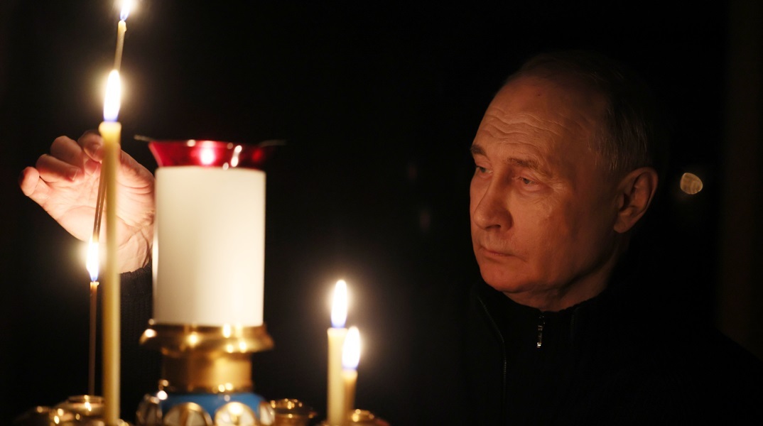 Ο Πούτιν άναψε κερί για τα θύματα της τρομοκρατικής επίθεσης στη Μόσχα 