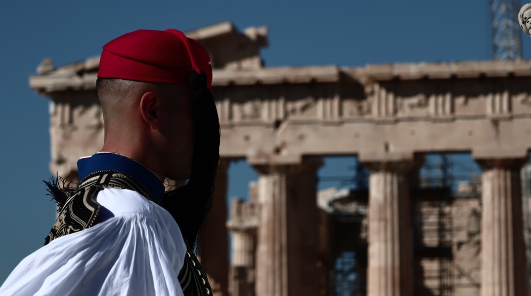 Δέος στον Ιερό Βράχο της Ακρόπολης στην έπαρση της σημαίας για την Εθνική Επέτειο