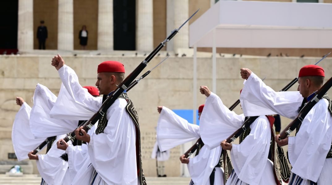 Παρέλαση 25ης Μαρτίου: Εντυπωσιακή η διέλευση των Ευζώνων © ΜΙΧΑΛΗΣ ΚΑΡΑΓΙΑΝΝΗΣ/EUROKINISSI