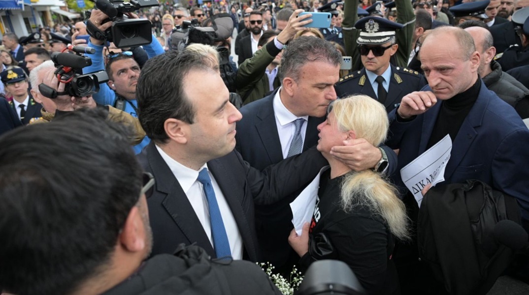 Τέμπη: «Ζητώ δικαιοσύνη για την κόρη μου» - Η μητέρα της Κλαούντια βρέθηκε στην παρέλαση της Λάρισας