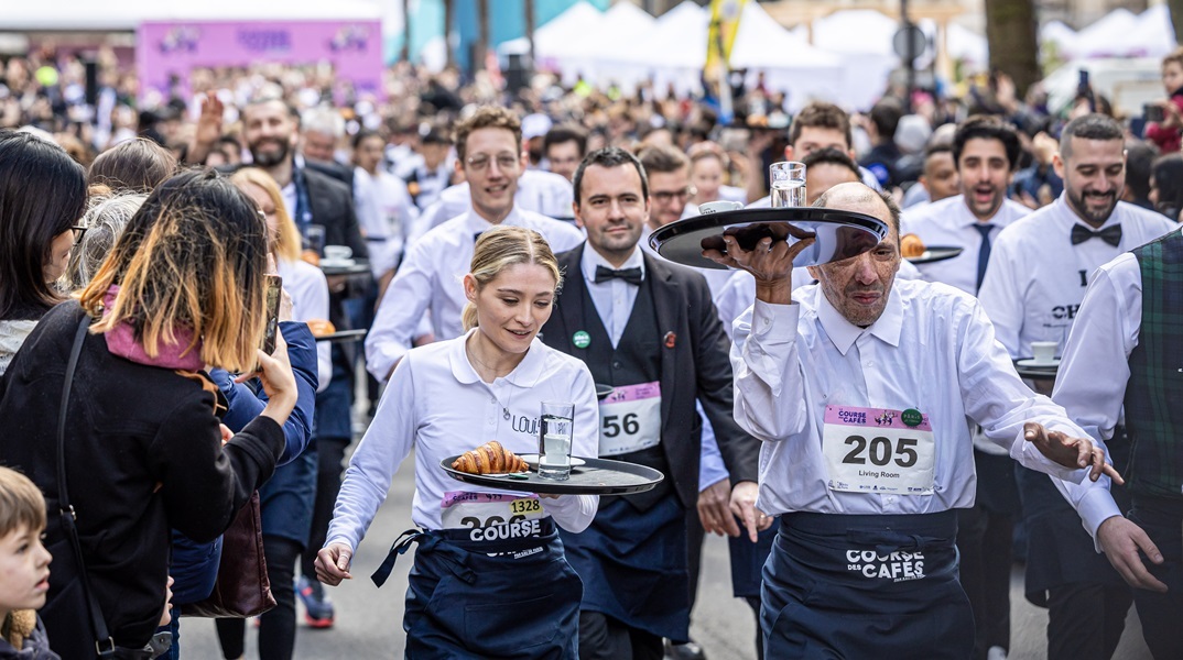 Αναβίωσε ο εμβληματικός αγώνας σερβιτόρων «Course des Cafés» στο Παρίσι