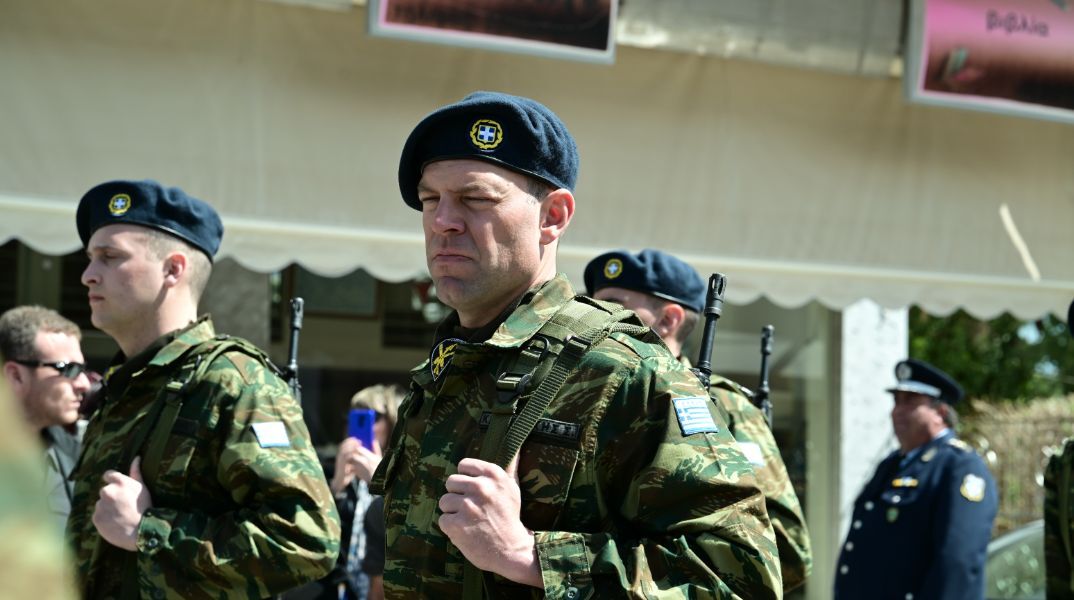 Ο Στέφανος Κασσελάκης παρέλασε με το άγημα στη Θήβα για την 25η  Μαρτίου © ΤΑΤΙΑΝΑ ΜΠΟΛΑΡΗ/EUROKINISSI