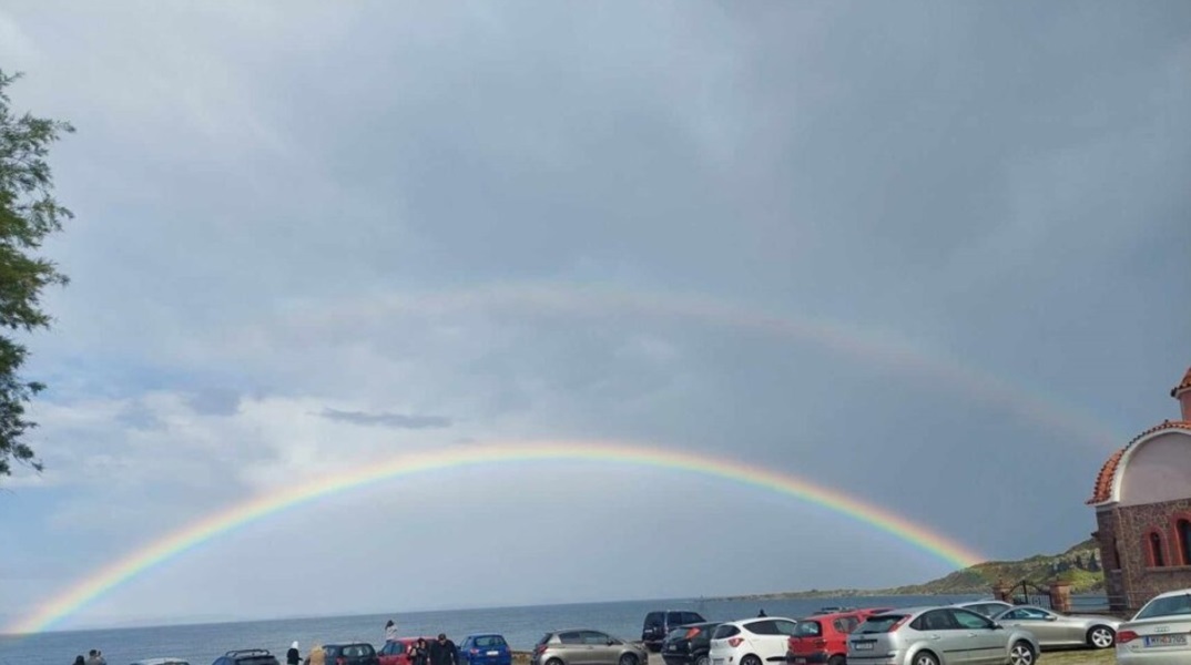 Διπλό ουράνιο τόξο εμφανίστηκε στον ουρανό της Λέσβου - Πού οφείλεται αυτό το σπάνιο φαινόμενο