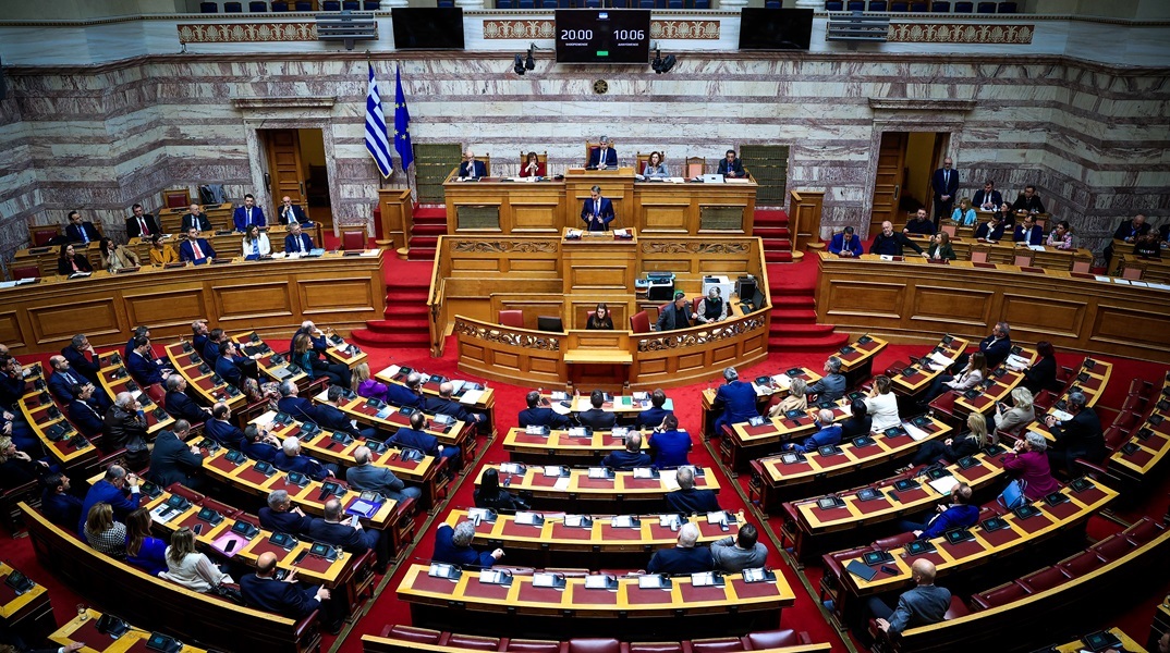 Τέμπη: Κατατίθεται σήμερα η πρόταση δυσπιστίας - «Μάχη» κυβέρνησης - αντιπολίτευσης