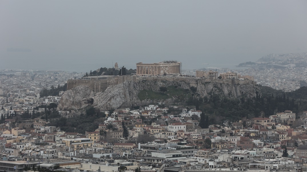 Αποπνικτική ατμόσφαιρα σε όλη τη χώρα λόγω αφρικανικής σκόνης - Ανεβαίνει και άλλο η θερμοκρασία