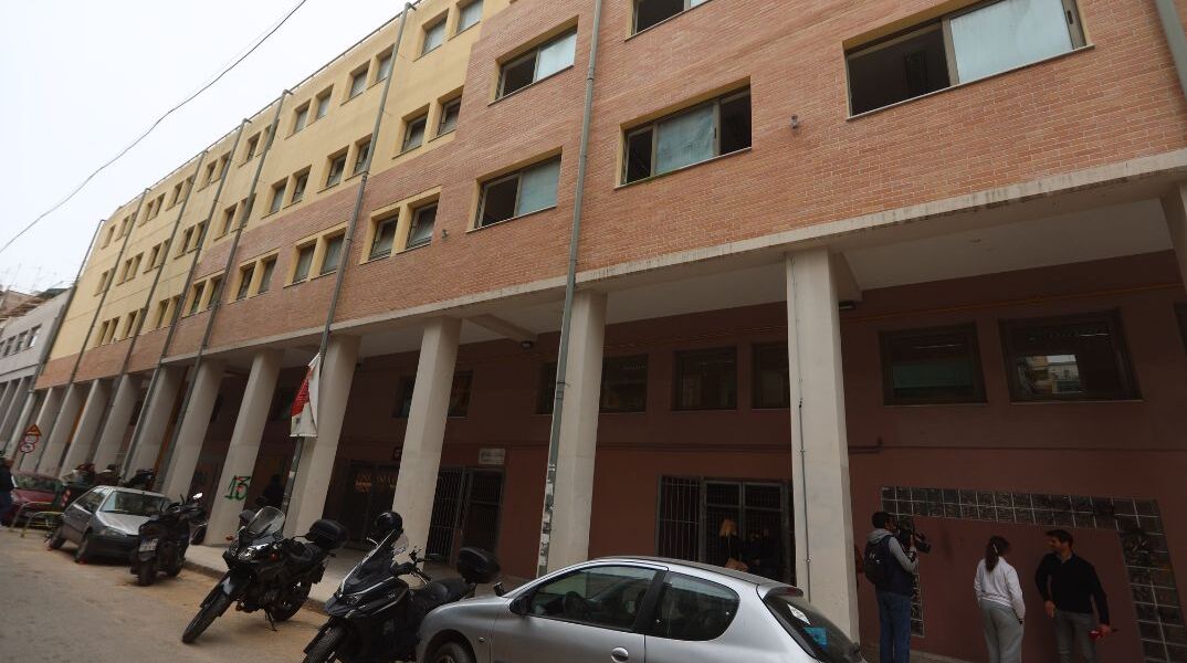  19ΧΡΟΝΟΣ ΕΙΣΕΒΑΛΕ ΜΕ ΜΑΧΑΙΡΙ ΚΑΙ ΣΦΥΡΙ ΣΤΟ 41ο ΓΥΜΝΑΣΙΟ ΤΗΣ ΚΥΨΕΛΗΣ ΚΑΙ ΤΡΑΥΜΑΤΙΣΕ ΤΟΝ ΔΙΕΥΘΥΝΤΗ ΚΑΙ ΜΑΘΗΤΗ