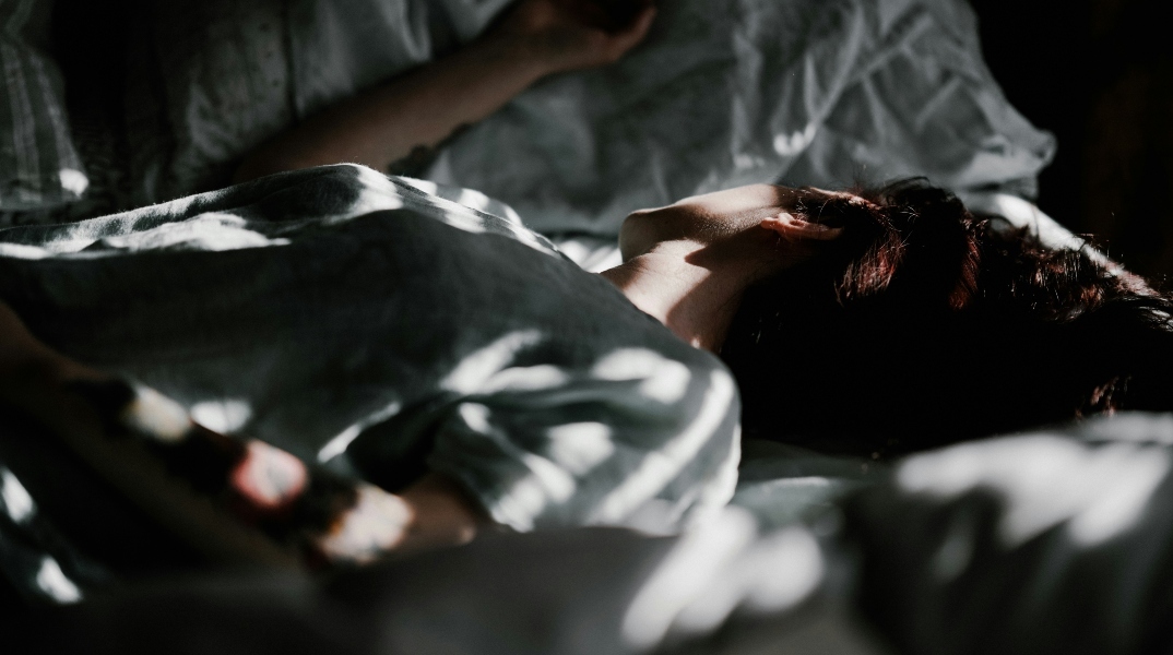 Πώς ο κακός ύπνος μας κάνει να αισθανόμαστε μεγαλύτεροι, σύμφωνα με μελέτη