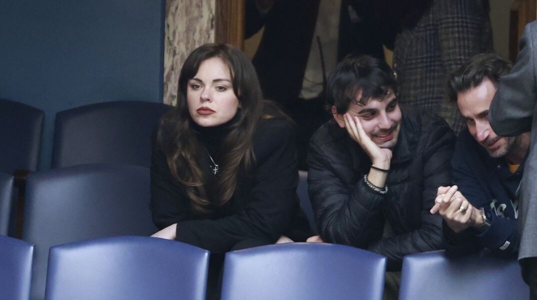  Η επιζήσασα των Τεμπών Ευδοκία Τσαγκλή στα θεωρεία της Βουλής