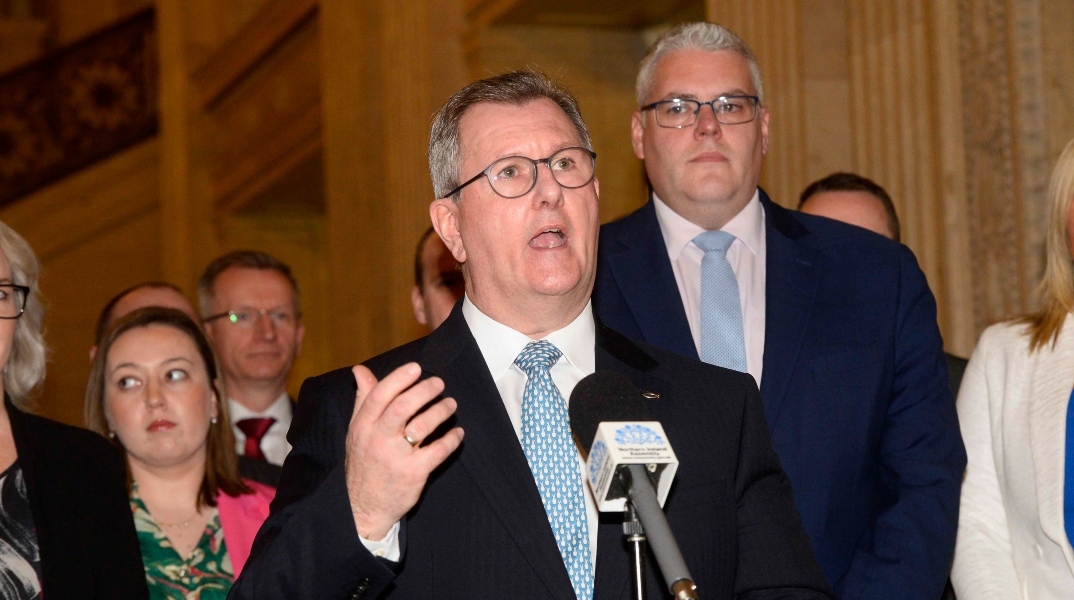 Παραιτήθηκε ο αρχηγός των Δημοκρατικών της Β. Ιρλανδίας για σεξουαλικά αδικήματα