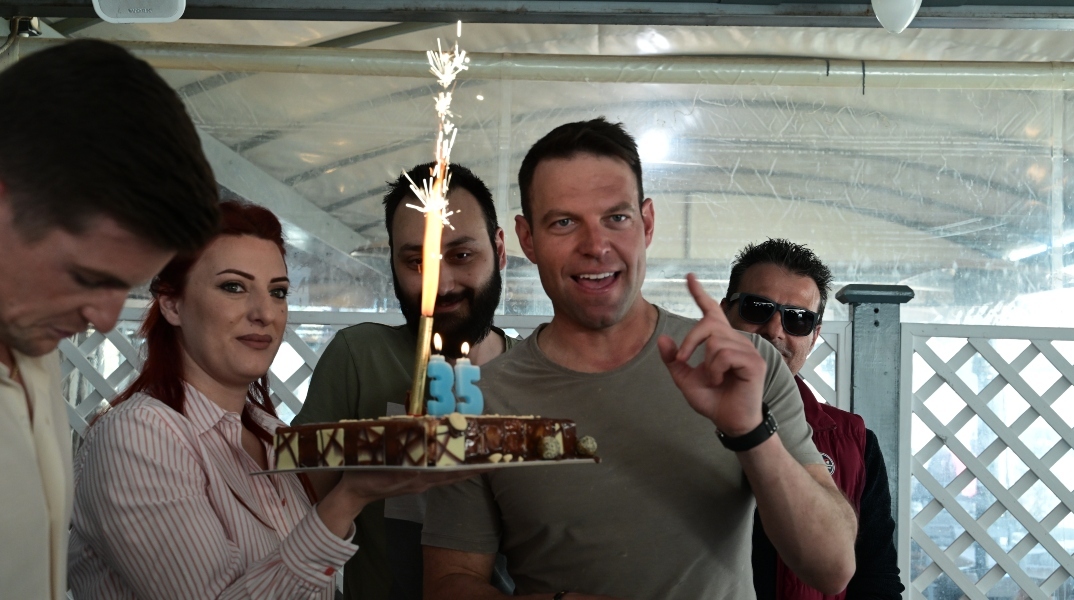 Ο Στέφανος Κασσελάκης γιόρτασε τα 35α γενέθλιά του μετά την ορκωμοσία του στη Θήβα (Βίντεο)