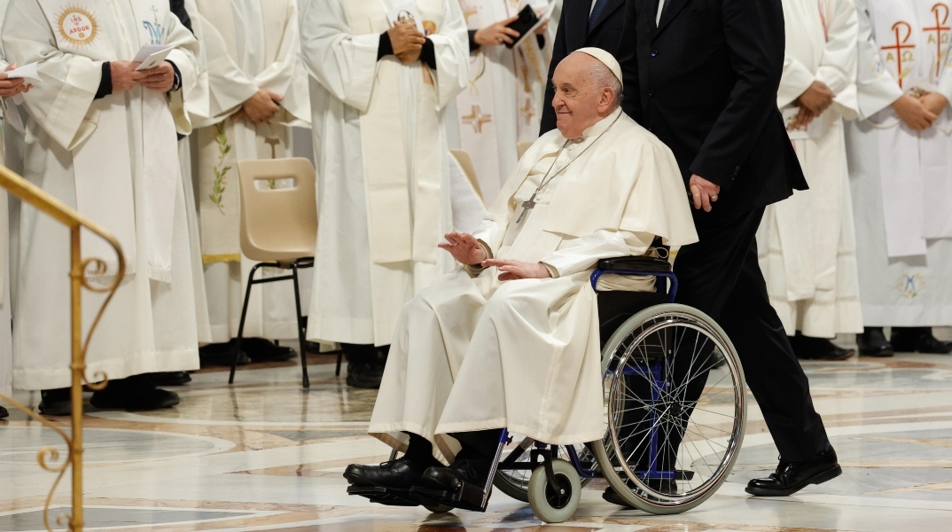 Ανησυχίες για την υγεία του Πάπα - Με καροτσάκι στην τελετή του Πάσχα