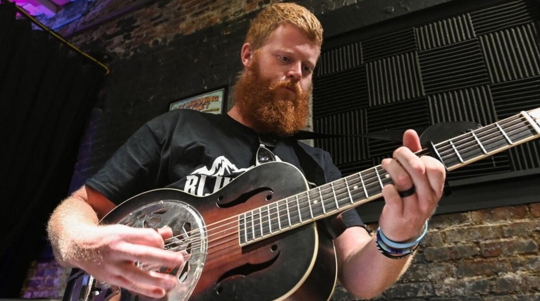 Ο Oliver Anthony κυκλοφορεί το ντεμπούτο άλμπουμ «Hymnal of a Troubled Man’s Mind» 