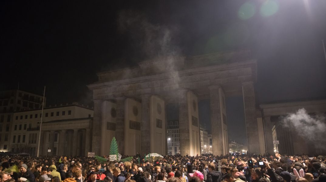 Πάρτι στην Πύλη του Βρανδεμβούργου για τη νομιμοποίηση της κάνναβης
