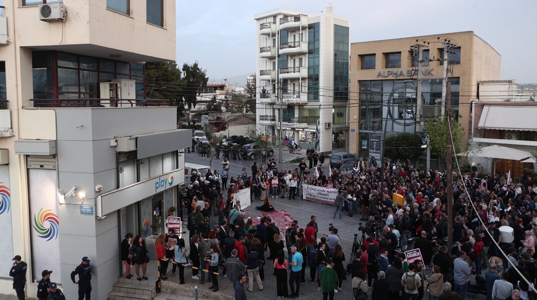 «Πυρά» κατά της κυβέρνησης από την αντιπολίτευση για τη γυναικοκτονία έξω από το ΑΤ Αγίων Αναργύρων 