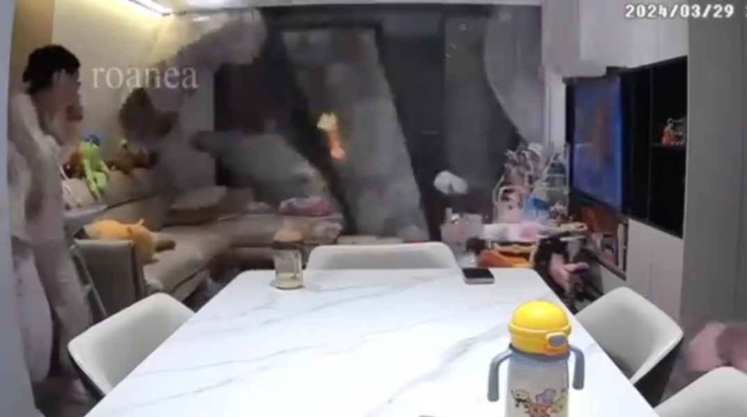 Κίνα: Θυελλώδεις άνεμοι κατηγορίας τυφώνα καταστρέφουν διαμέρισμα (video)