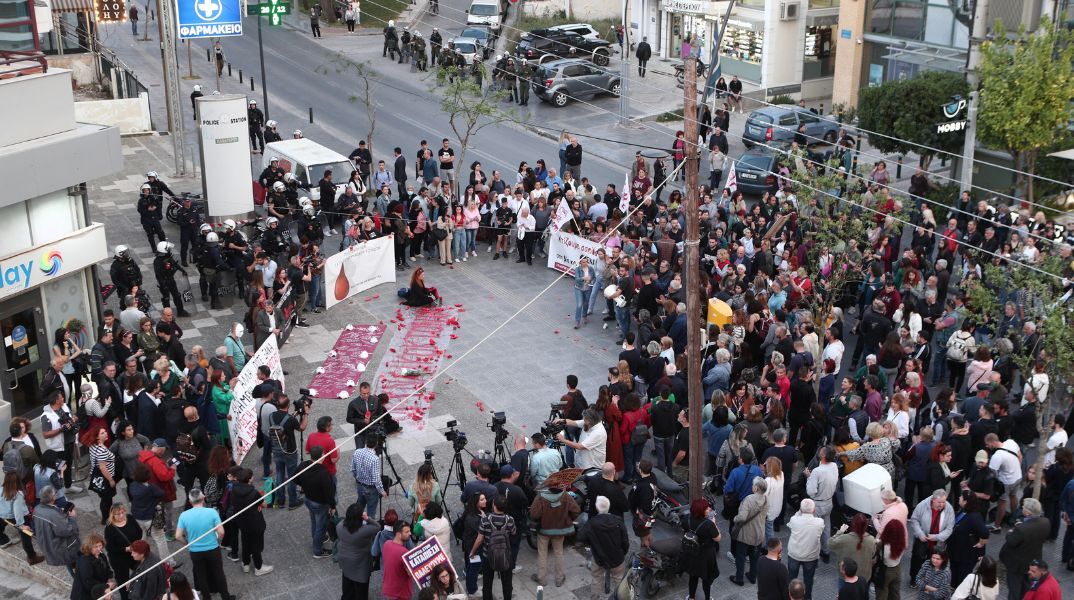 Διαμαρτυρία στο σημείο δολοφονίας της Κυριακής, έξω από το ΑΤ Αγίων Αναργύρων