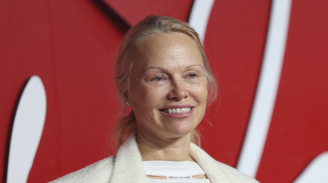 Η Πάμελα Άντερσον κυκλοφορεί το πρώτο της βιβλίο μαγειρικής  «I Love You: Recipes from the Heart»