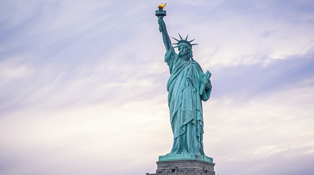 Η στιγμή που «χτυπάει« ο εγκέλαδος στη Νέα Υόρκη από το άγαλμα της Ελευθερίας 
