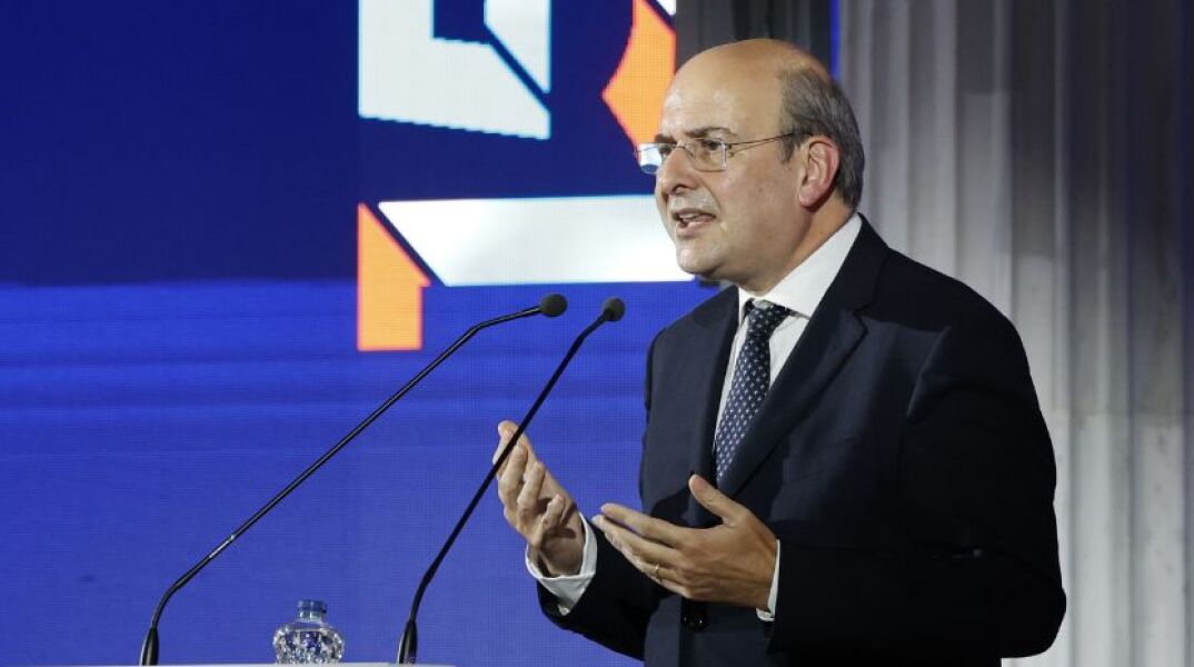 Συνέδριο ΝΔ: Το απρόοπτο με τον Χατζηδάκη και ένα κοριτσάκι 