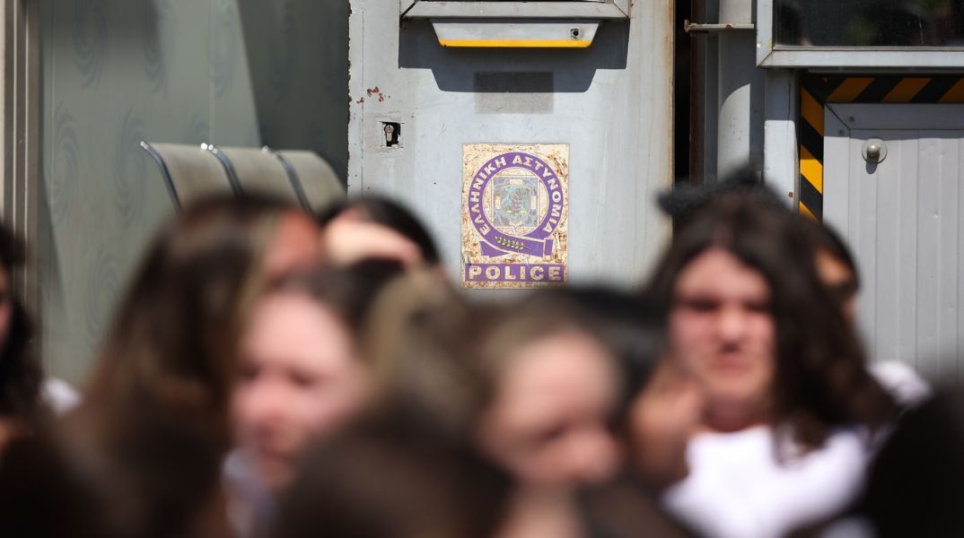 Στιγμιότυπο από διαμαρτυρία έξω από το ΑΤ Αγίων Αναργύρων για τη δολοφονία της Κυριακής Γρίβα